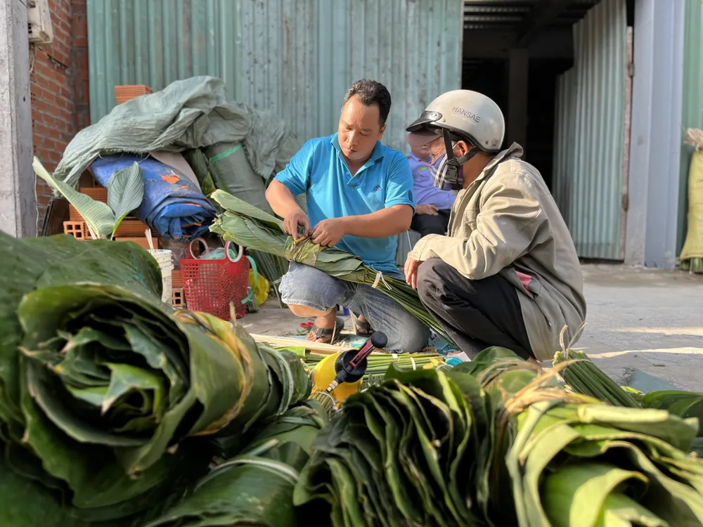 Ông Công đang chờ người bán đóng gói lá