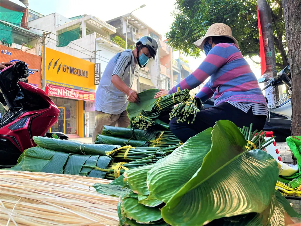 Vị khách này cho biết mua lá dong về nấu bánh chưng để có không khí tết, giá không cao so với mấy năm trước