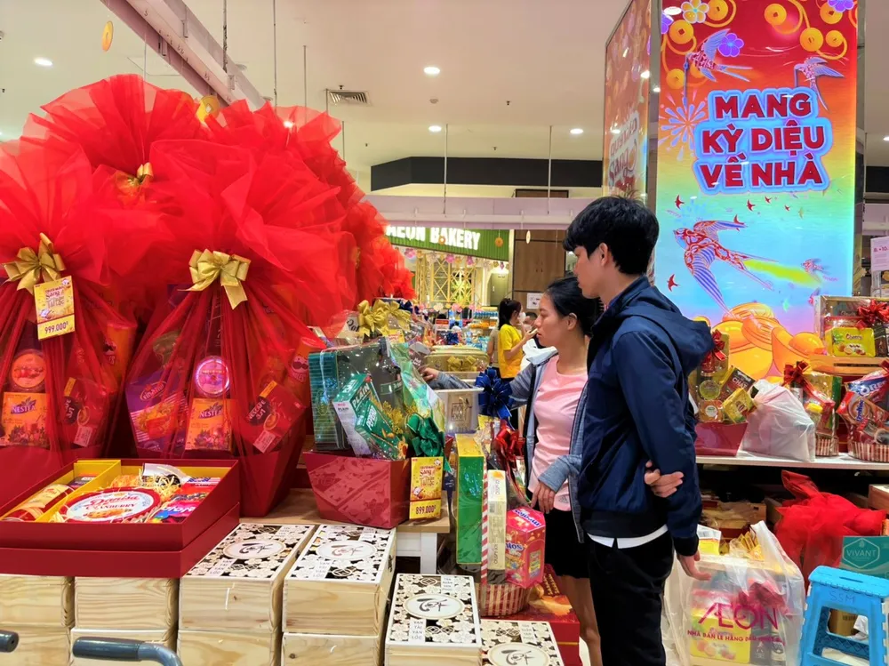 Thời điểm này khu vực giỏ quà tết được nhiều khách hàng chọn mua