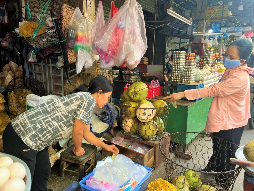 Ngoài trứng gà, vịt, nước dừa cũng được người dân hỏi mua nhiều.