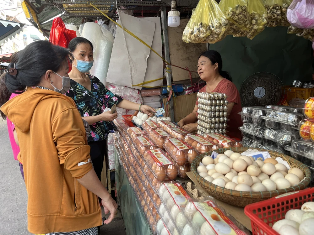 28 tết, sạp trứng gà chợ Võ Thành Trang nhộn nhịp khách đến mua.