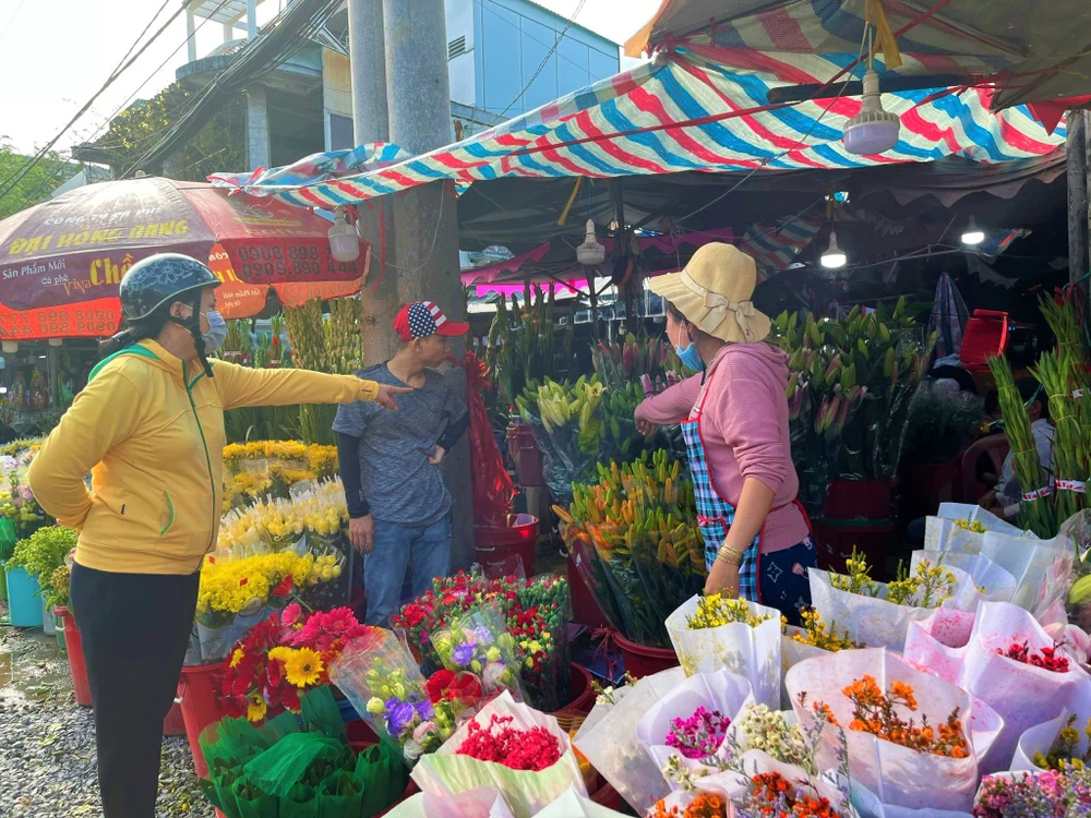 Nguồn cung hoa giảm khiến giá nhiều loại hoa tăng gấp đôi, gấp rưỡi so với ngày thường.