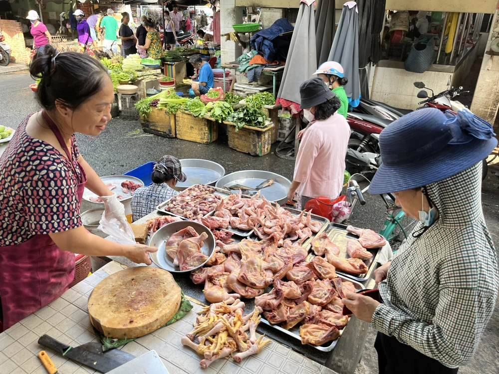 Gà công nghiệp giảm giá trong ngày 28 tết.