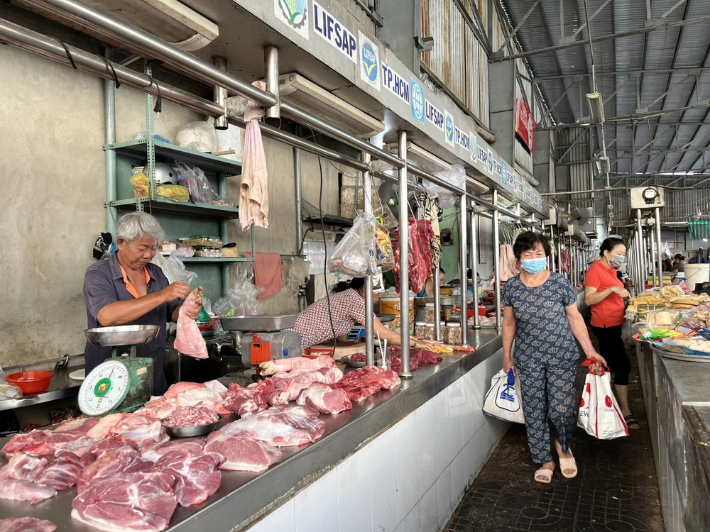 Giá hoa tết tăng gấp đôi, người dân nhộn nhịp mua trứng gà, trứng vịt ảnh 6