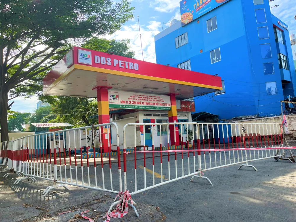Cửa hàng xăng quận Gò Vấp dựng rào chắn, giăng dây, không còn các trụ bơm xăng dầu. Ảnh chụp ngày 26-1