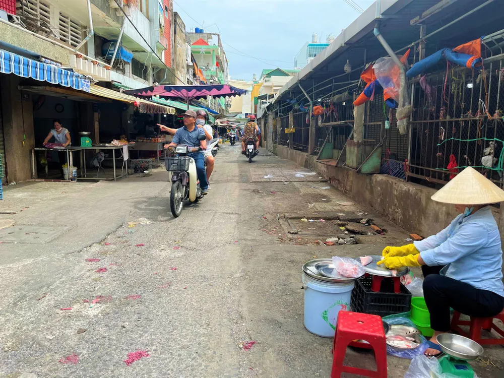 Khu vực chợ Phạm Văn Hai nhiều sạp vẫn còn nghỉ tết