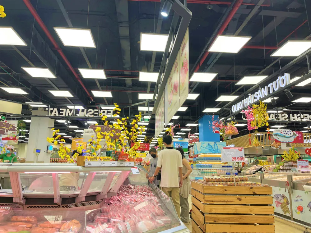 Mùng 5 tết một số người tiêu dùng chọn mua thịt heo tại siêu thị Lotte Mart