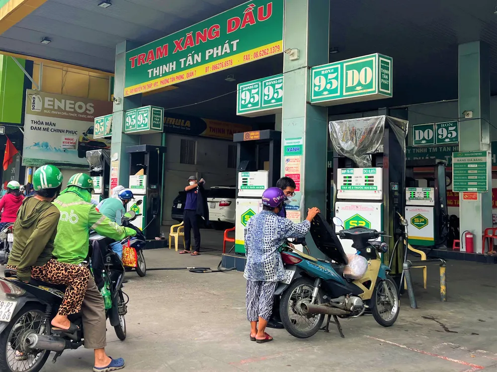 Việt Nam nhập khẩu xăng dầu các loại chủ yếu từ thị trường Hàn Quốc, Singapore,... ẢNH: TÚ UYÊN