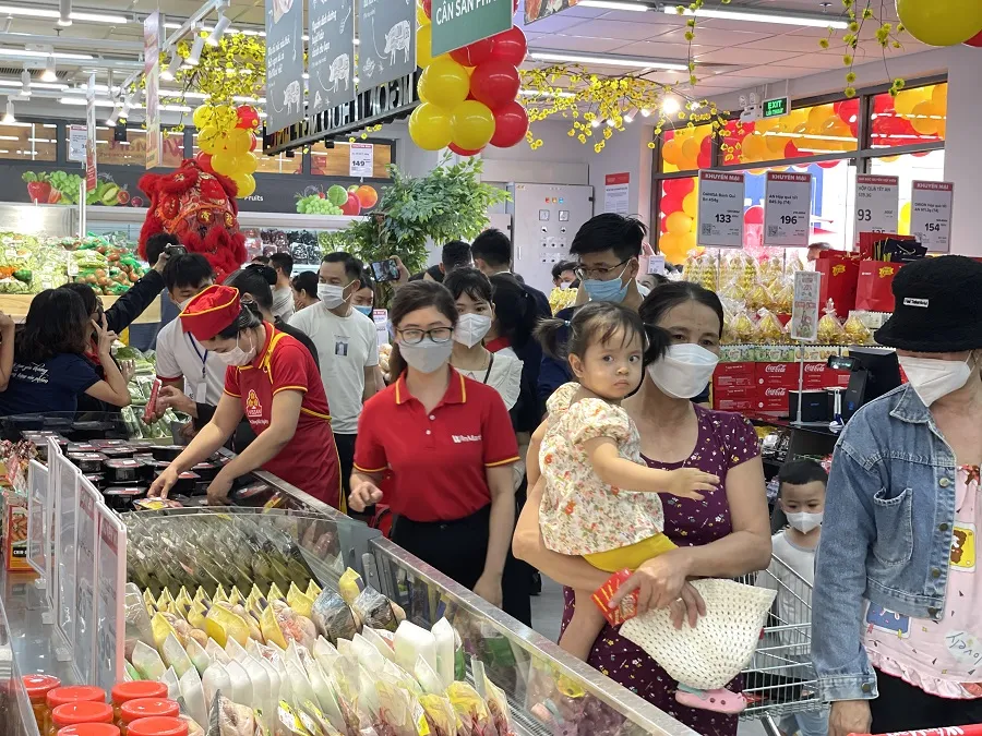 Người dân mua sắm tại siêu thị Winmart Bình Chiểu, TP Thủ Đức.