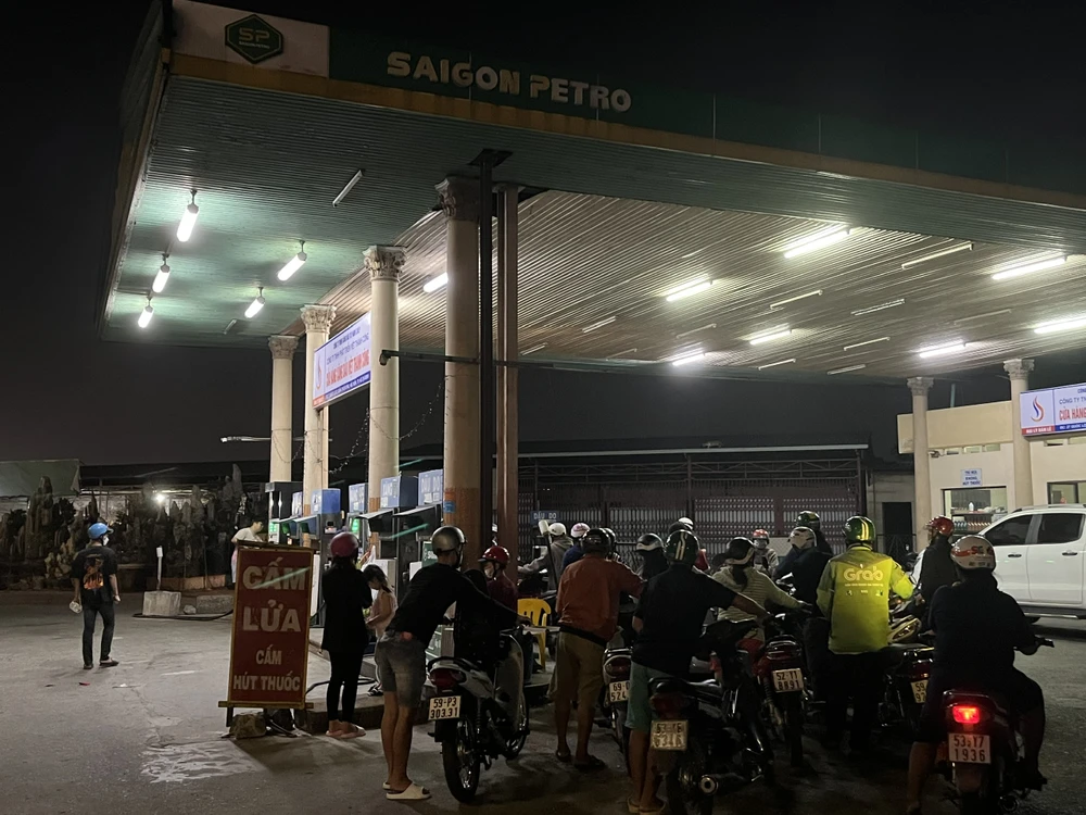 Người dân xếp hàng mua 50.000 đồng xăng tại cửa hàng ở huyện Hóc Môn