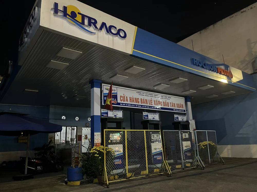 Khoảng 18 giờ 45 một cửa hàng xăng dựng rào chắn nghỉ sớm