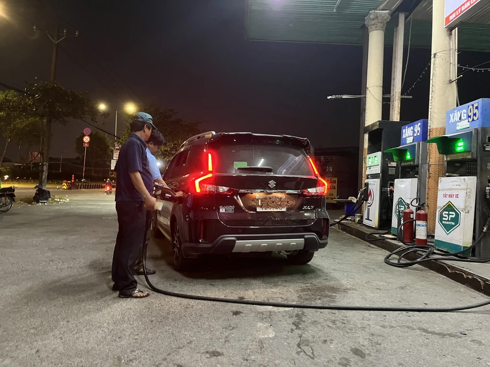 Xe ô tô muốn mua 700.000 đồng xăng và được cửa hàng bán 300.000 đồng