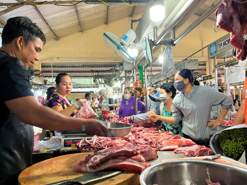 Người dân mua thịt heo trong ngày 28 tết. ẢNH: TÚ UYÊN