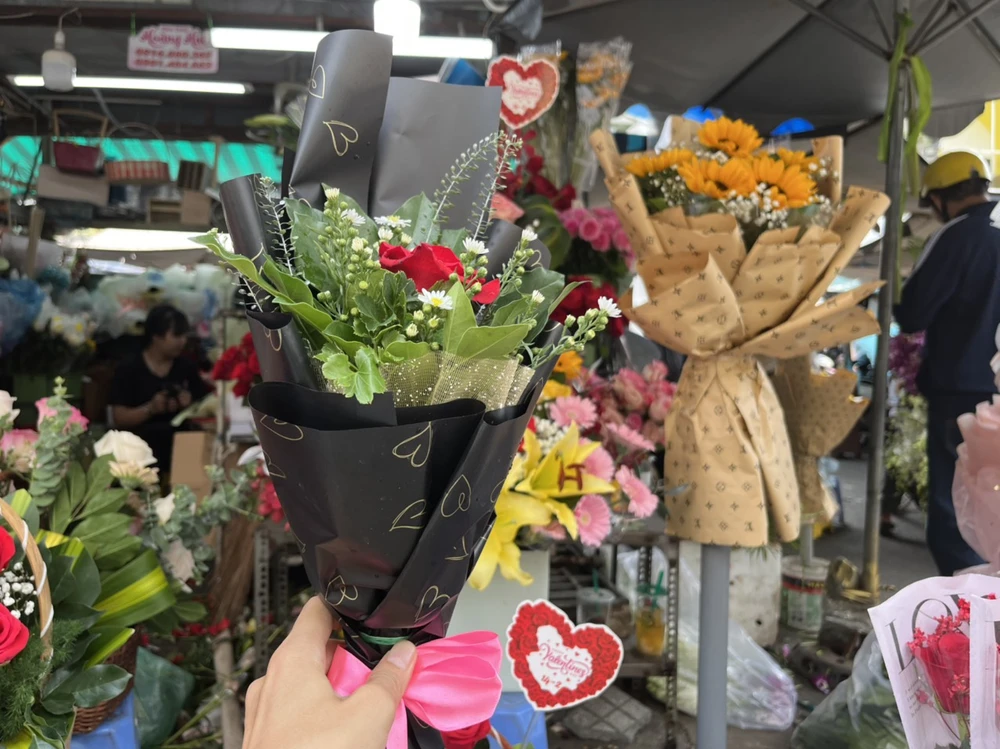 Hoa hồng được trang trí đẹp với giá 50.000 đồng/cành