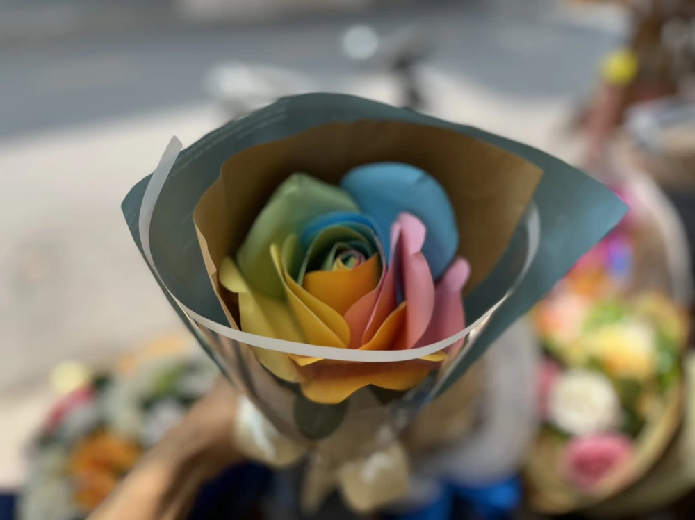 Hoa hồng làm từ giấy giá 70.000 đồng/cành