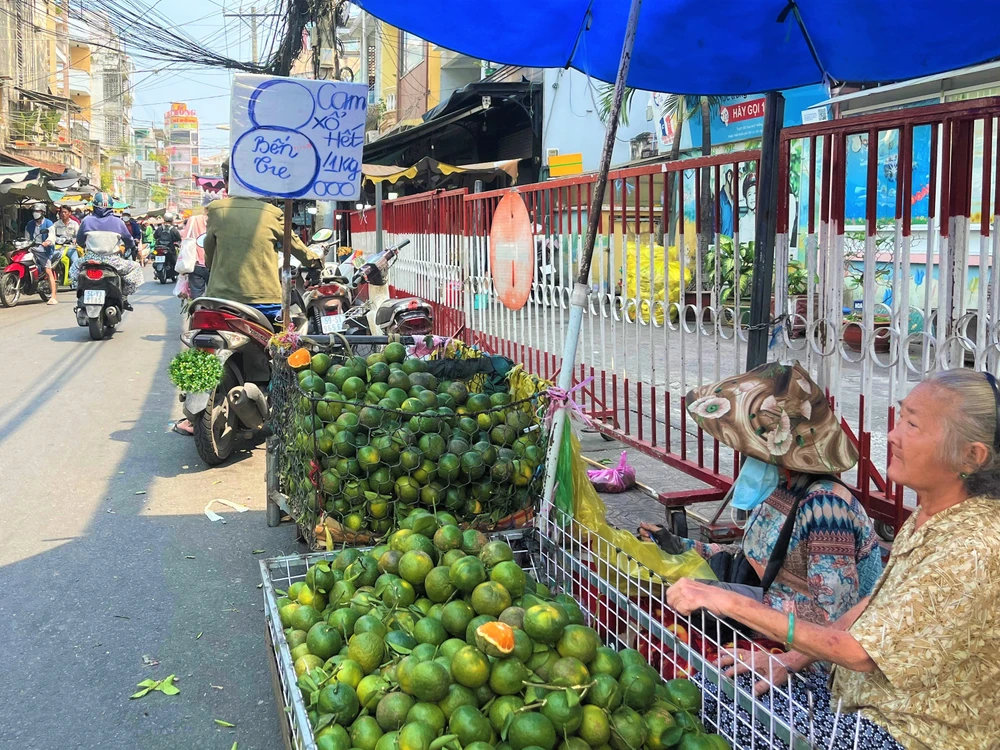 Tại 1 số chợ, người bán treo giá cam xổ hết chỉ 8.000 đồng/kg.