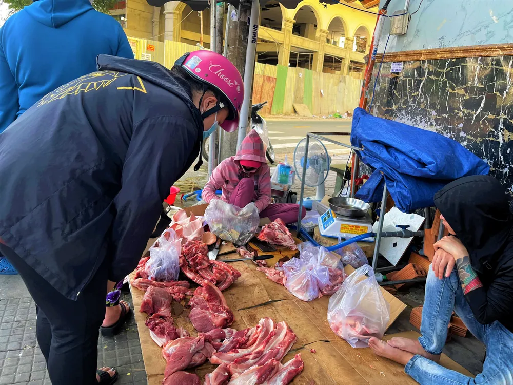 Một điểm bán thịt heo trên vỉa hè quận Tân Phú. ẢNH: TÚ UYÊN Một điểm bán thịt heo trên vỉa hè quận Tân Phú. ẢNH: TÚ UYÊN