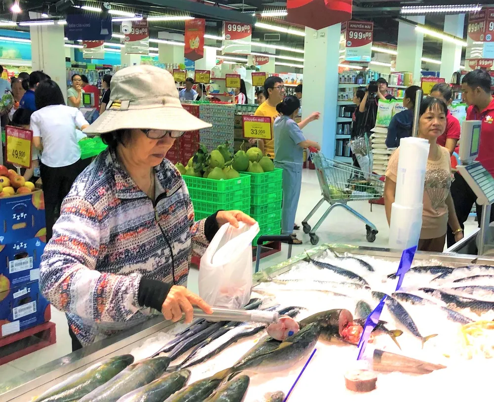 Người dân mua sắm tại siêu thị. Người dân mua sắm tại siêu thị.