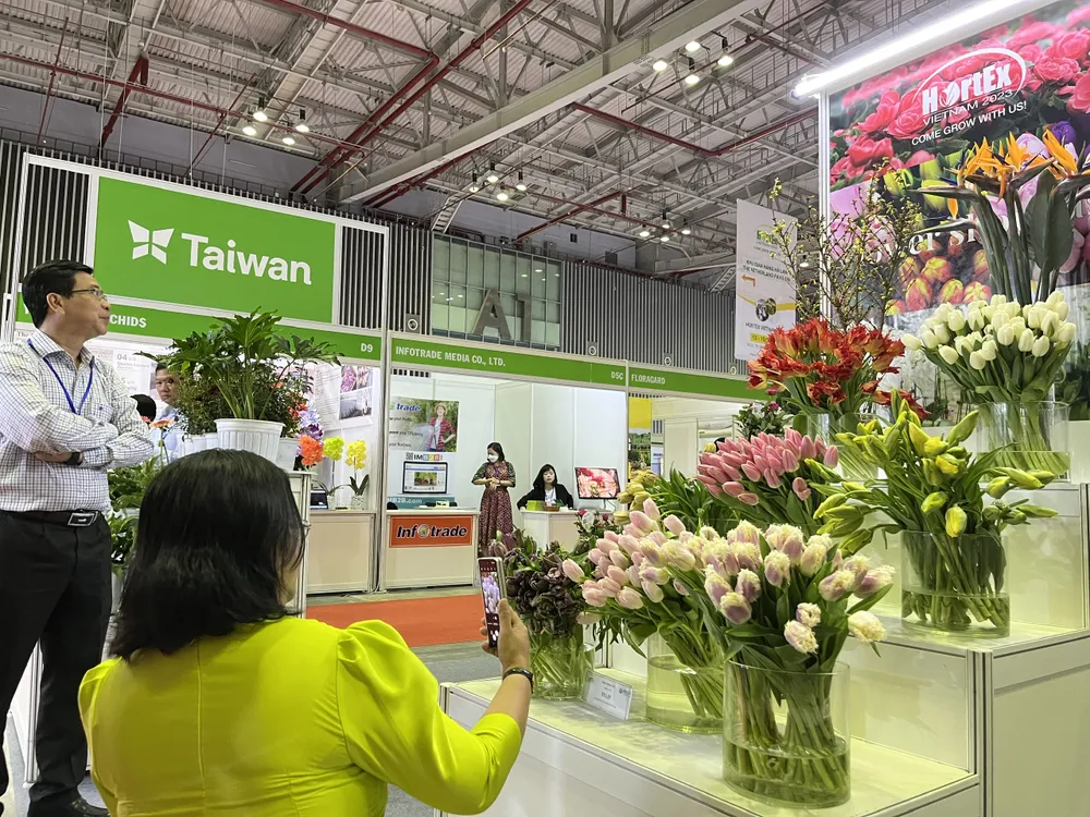 Khách tham &quot;tự sướng&quot; với hoa tulip biểu tượng hoa của đất nước Hà Lan