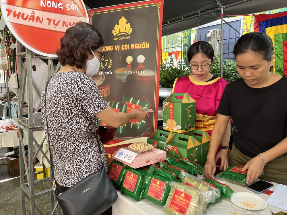Người tiêu dùng mua bánh chưng tại Lễ hội Tết Xanh quà Việt 2023. Ảnh: TÚ UYÊN Người tiêu dùng mua bánh chưng tại Lễ hội Tết Xanh quà Việt 2023. Ảnh: TÚ UYÊN