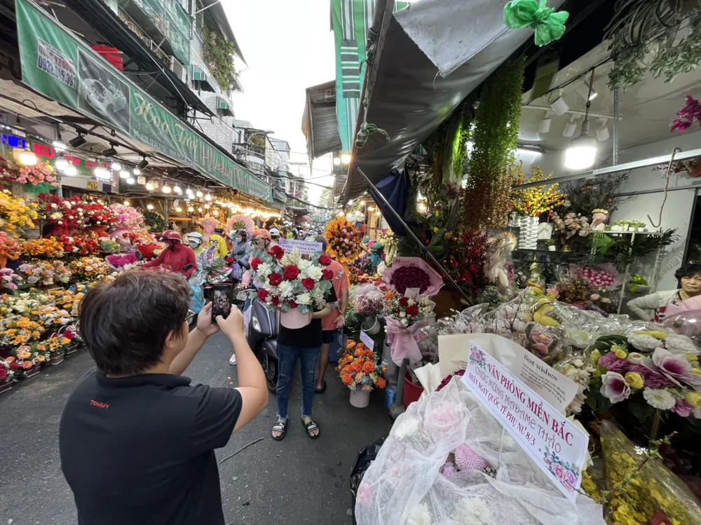 Một sạp hoa đang chuẩn bị giao cho khách