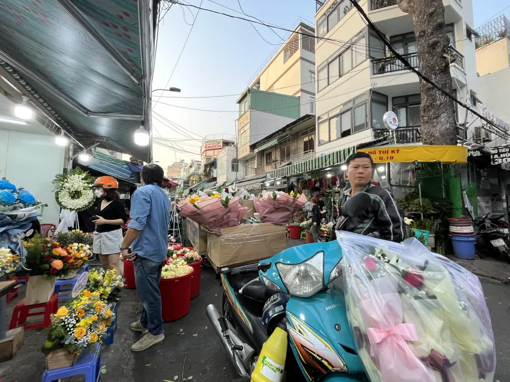 Các sạp hoa nhộn nhịp shipper, tài xế giao hàng