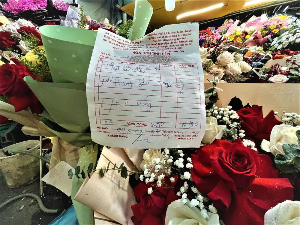 Các sạp hoa trưng những giỏ hoa đã được khách yêu cầu giao sớm trong sáng 8-3