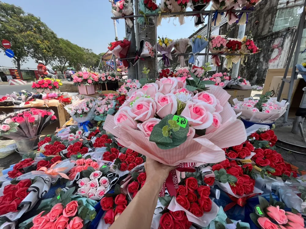 Với độ bền của mình hoa hồng sáp được bán ở vìa hè giá cũng khá cao