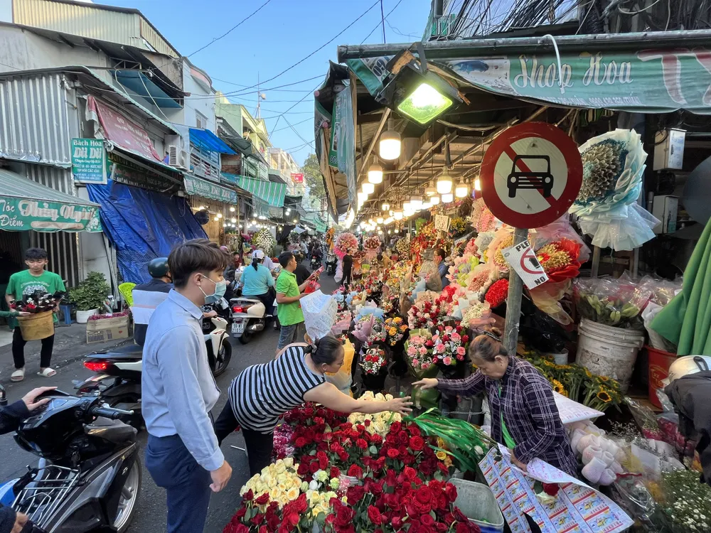 Nhiều khách hàng tranh thủ đi chợ hoa sớm