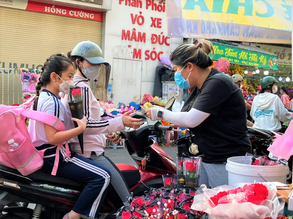 Hoa hồng sáp được nhiều khách hàng chọn mua