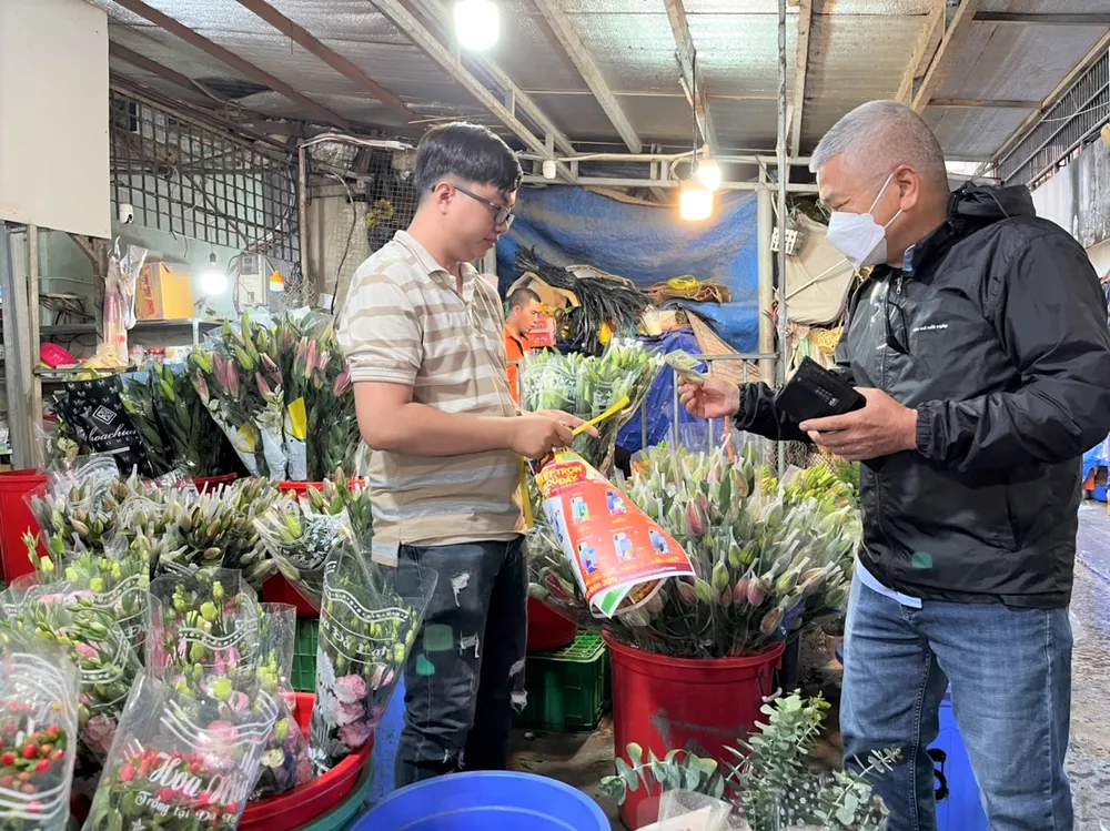 Vị khách này cho biết do bà xã thích hoa ly kép nên từ quận 1 ghé chợ mua về tặng