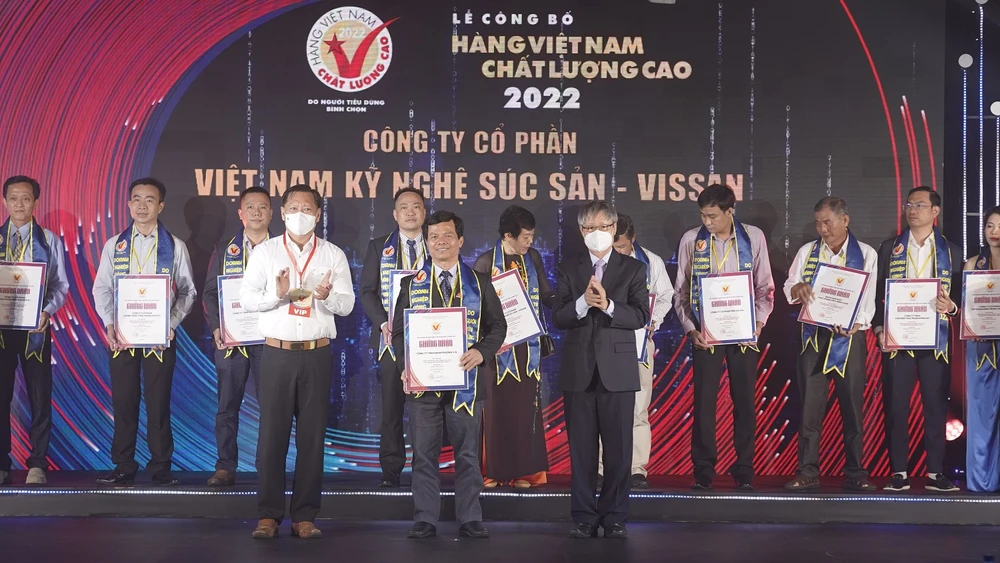 Lễ trao chứng nhận doanh nghiệp HVNCLC năm 2022.