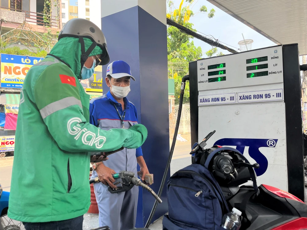 Chỉ số giá nhóm giao thông tăng cao nhất trong tháng 2 chủ yếu do giá xăng dầu tăng. Ảnh: TÚ UYÊN