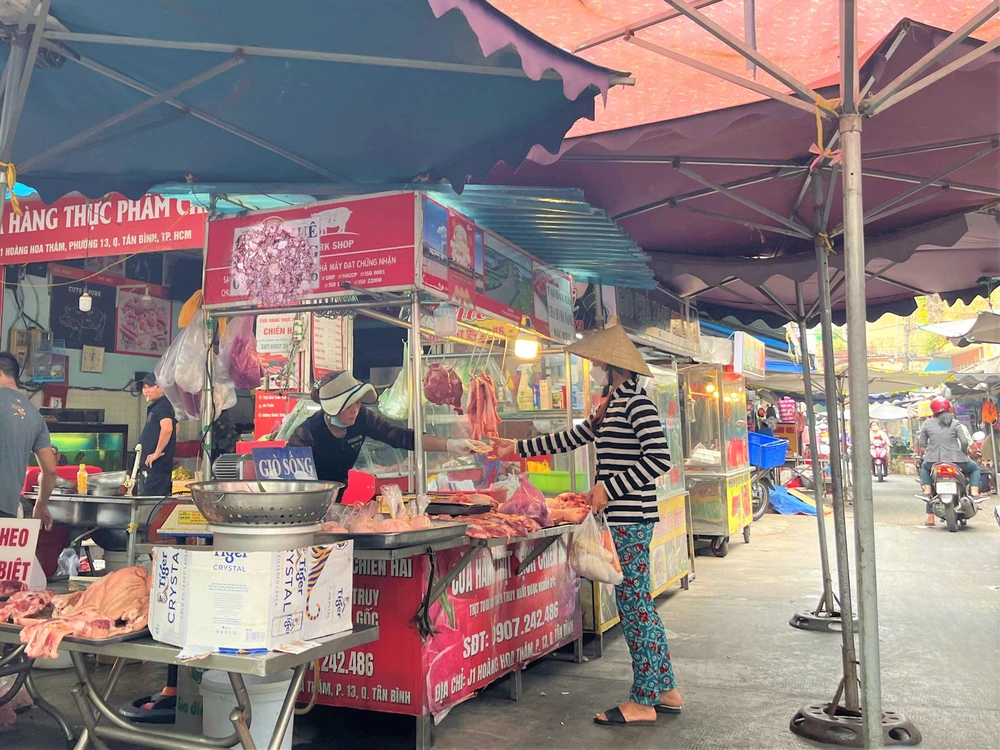 Giá thành chăn nuôi heo cao hơn giá bán ra, người chăn nuôi đang lỗ 1 triệu đồng/con. ẢNH minh hoa TÚ UYÊN