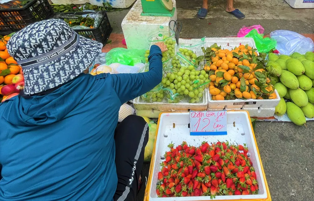 Dâu Đà Lạt bán giá 120.000 đồng/kg. ẢNH: TÚ UYÊN Dâu Đà Lạt bán giá 120.000 đồng/kg. ẢNH: TÚ UYÊN