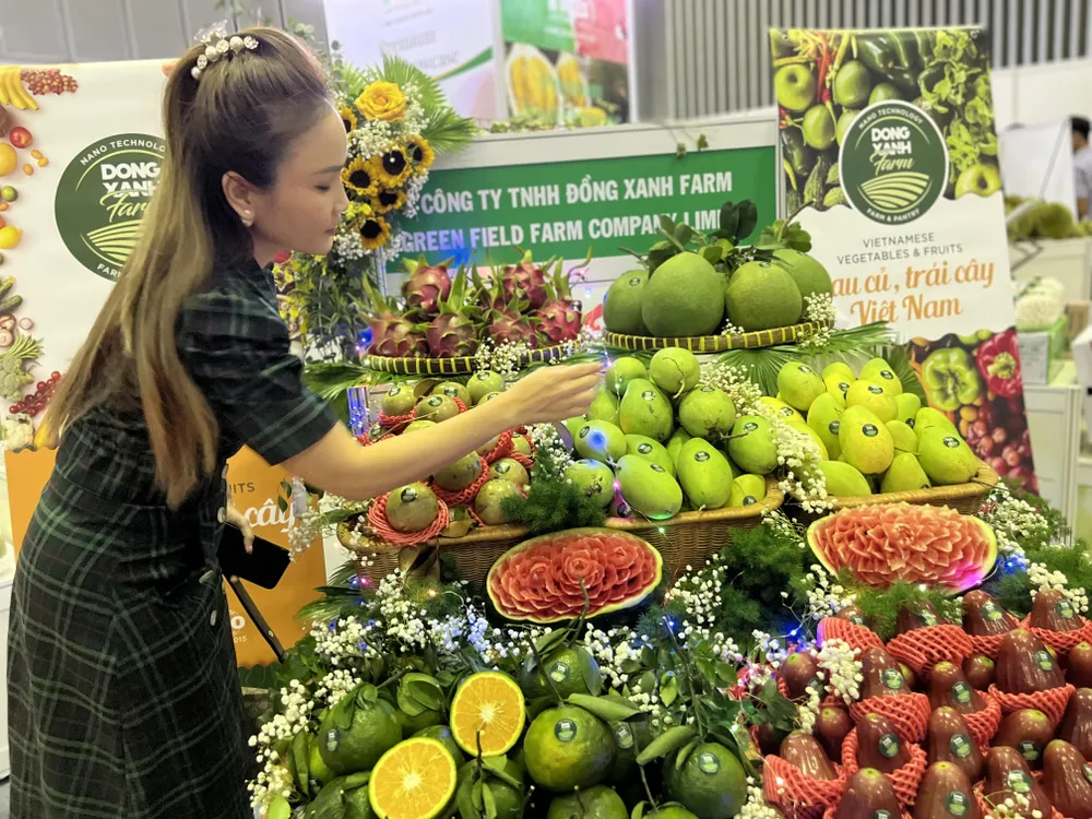Thanh long, xoài, bưởi camgiới thiệu tại triển lãm quốc tế chuyên ngành sản xuất và chế biến rau, hoa, quả Việt Nam 2023. ẢNH: TÚ UYÊN