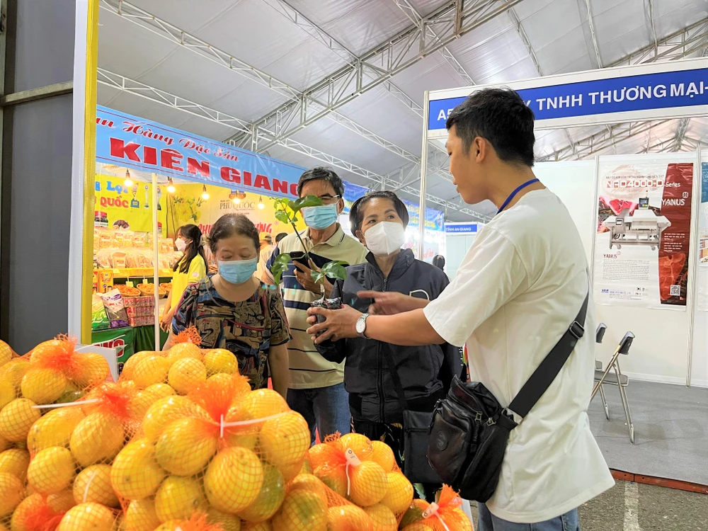 Chanh leo và cây con được giới thiệu đến khách tham quan tại Hội chợ-Triển lãm công nghệ chế biến nông, lâm thủy sản VietGAP, OCOP năm 2022.ẢNH: TÚ UYÊN