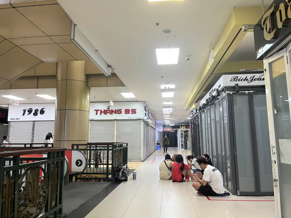 Nhân viên bán hàng cũng được dịp nghỉ ngơi