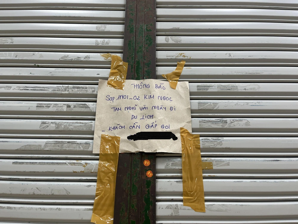 Các sạp thông báo tạm nghỉ vài ngày để đi du lịch