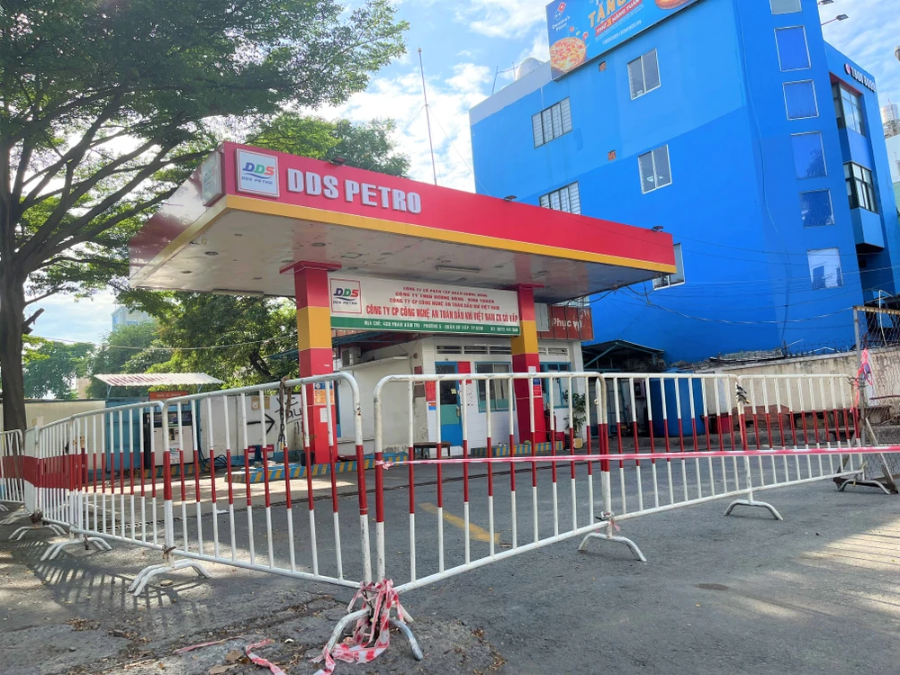 Ngày 18-12-2022 đội QLTT số 12 ghi nhận cửa hàng xăng đã tháo dỡ các trụ bơm . ẢNH: TÚ UYÊN