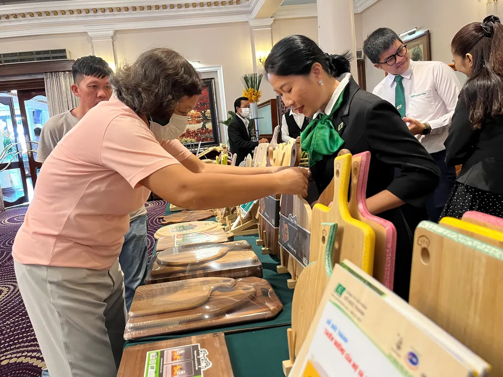 Khách hàng tham quan các sản phẩm đồ gỗ của Việt Nam. ẢNH: TÚ UYÊN