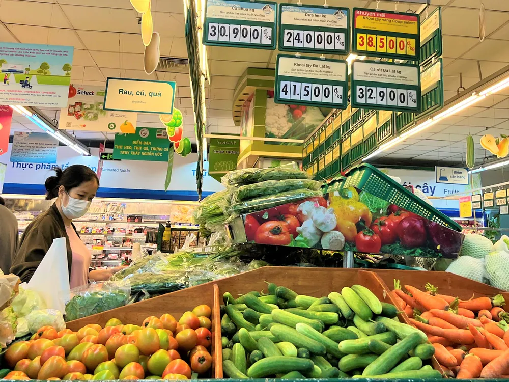 Đảm bảo chất lượng hàng hóa đến người tiêu dùng có vai trò lớn của nhà cung cấp. ẢNH: TÚ UYÊN Đảm bảo chất lượng hàng hóa đến người tiêu dùng có vai trò lớn của nhà cung cấp. ẢNH: TÚ UYÊN