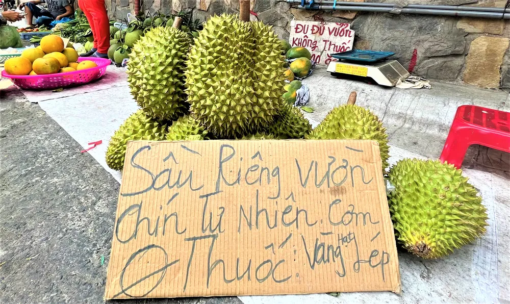Sầu riêng vườn chín tự nhiên bày bán tại chợ . ẢNH: TÚ UYÊN