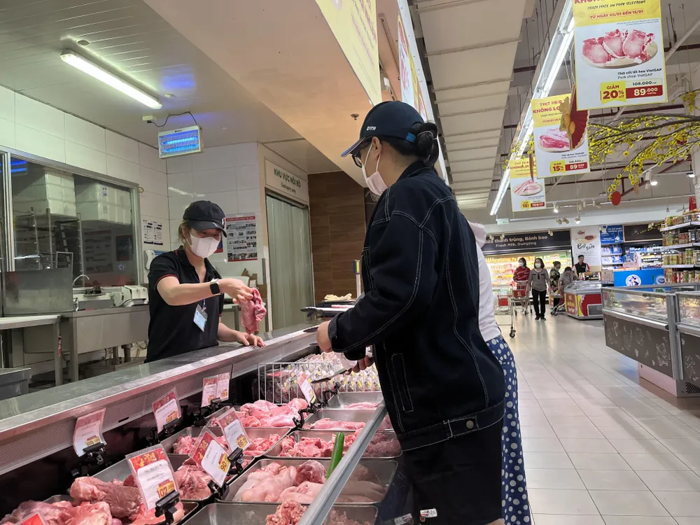 Người tiêu dùng chỉ chọn mua sắm hàng hóa thiết yếu. ẢNH: TÚ UYÊN Người tiêu dùng chỉ chọn mua sắm hàng hóa thiết yếu. ẢNH: TÚ UYÊN