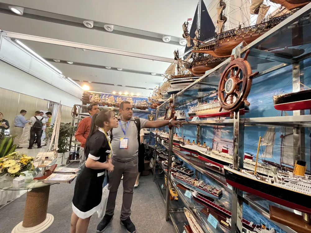 Khách tham quan tại Hội chợ quốc tế đồ gỗ và mỹ nghệ xuất khẩu Việt Nam năm 2023. ẢNH: TÚ UYÊN