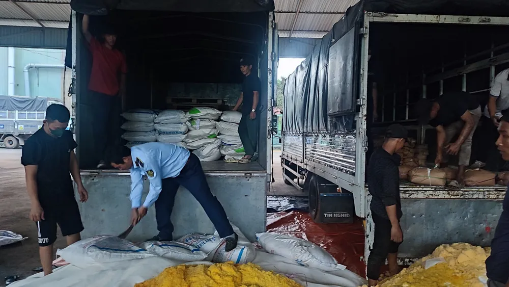 Tiêu hủy đường cát. ẢNH: Cục QLTT TP.HCM