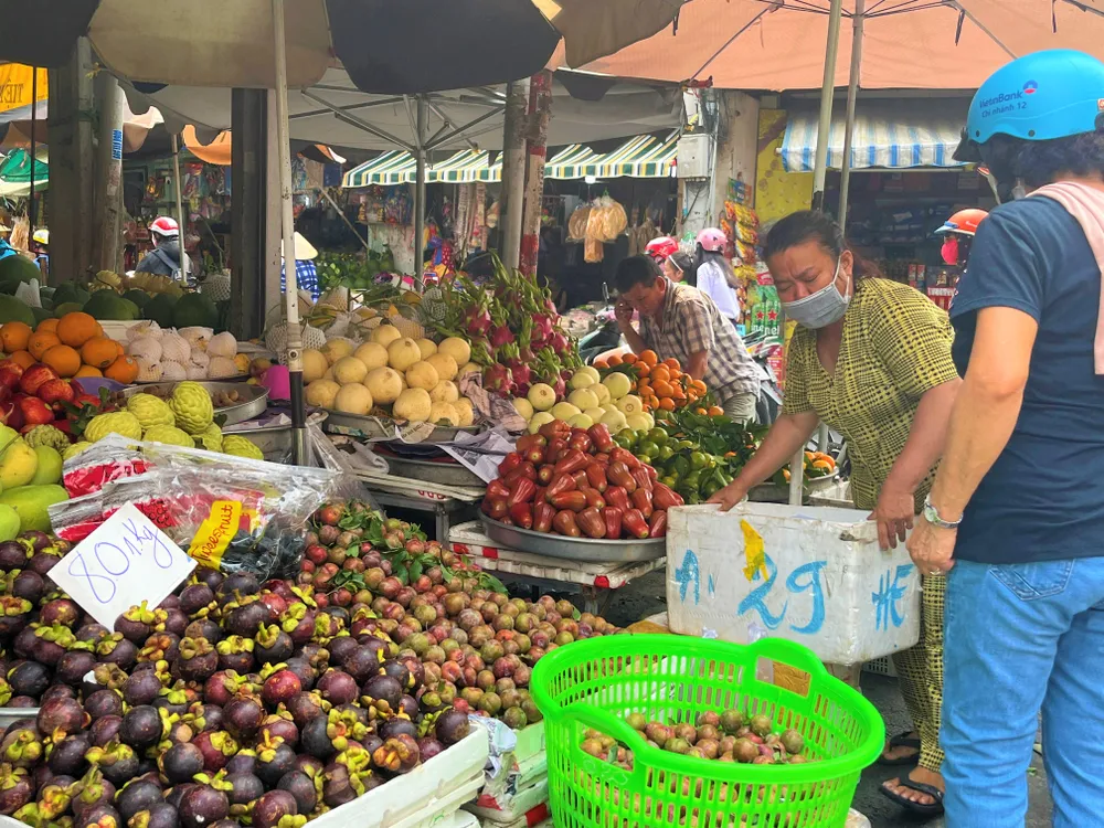 Măng cụt cỡ lớn Thái Lan 80.000- 120.000 đồng/kg. ẢNH: TÚ UYÊN Măng cụt cỡ lớn Thái Lan 80.000- 120.000 đồng/kg. ẢNH: TÚ UYÊN