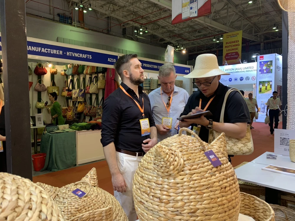 Khách tham quan triễn lãm trong ngày khai mạc.