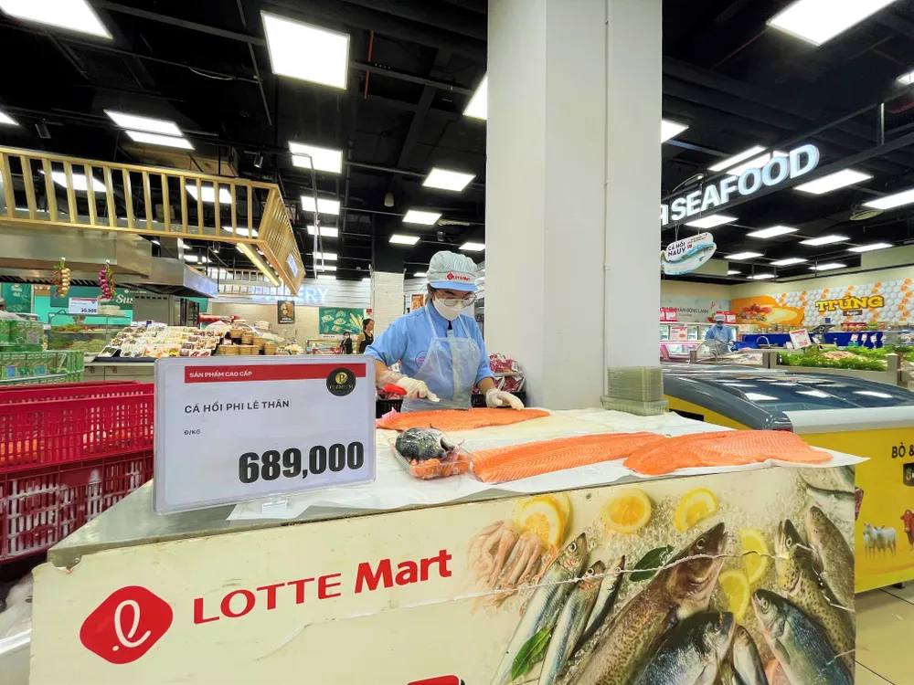 Cá hồi nhập khẩu được siêu thị Lotte Mart (Hàn Quốc) được sơ chế phục vụ khách hàng. ẢNH: TÚ UYÊN Cá hồi nhập khẩu được siêu thị Lotte Mart (Hàn Quốc) được sơ chế phục vụ khách hàng. ẢNH: TÚ UYÊN