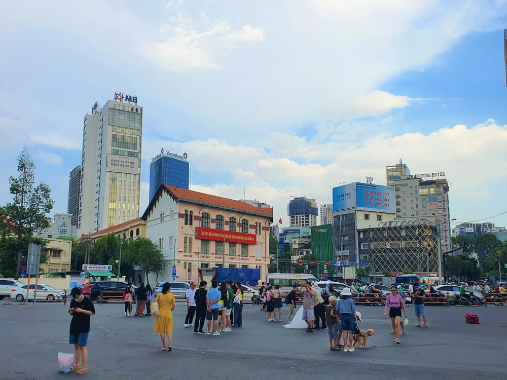 Phía trước chợ Bến Thành là địa điểm check-in yêu thích của du khách